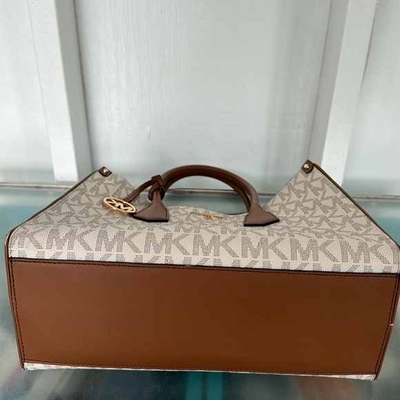 Michael Kors Bag Maple Jet Set Signature Tote - Picture 7 of 17